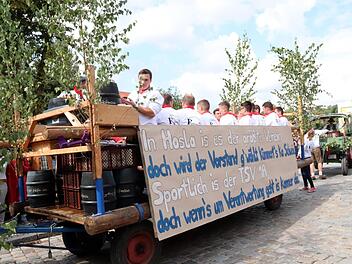 Die Kerwasburschen nahmen auf den Umzugswagen kein Blatt vor den Mund und wiesen auf Missstände im Ort hin. Foto: Johanna Blum