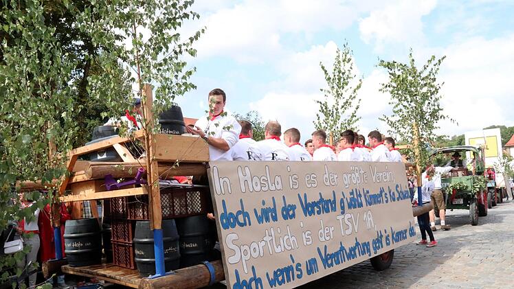 Die Kerwasburschen nahmen auf den Umzugswagen kein Blatt vor den Mund und wiesen auf Missstände im Ort hin. Foto: Johanna Blum