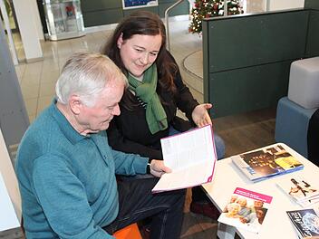 Romy Eberlein erklärt Gerhard Schmidt den Seniorenwegweiser. Foto: Carmen Schwind