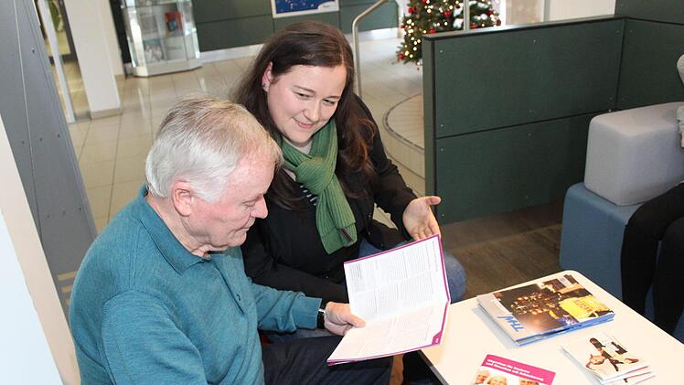 Romy Eberlein erklärt Gerhard Schmidt den Seniorenwegweiser. Foto: Carmen Schwind