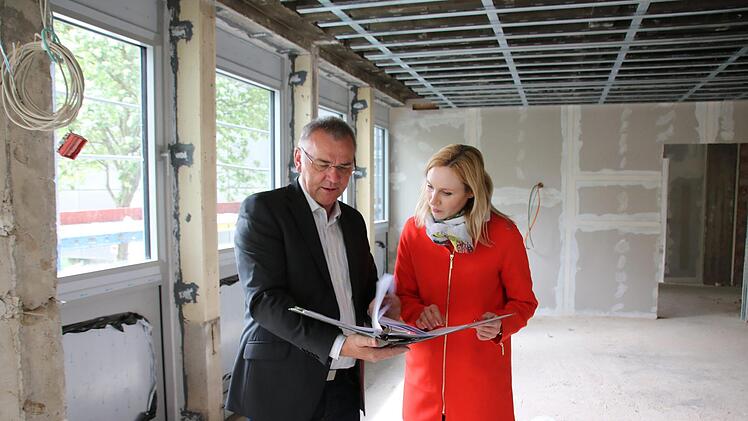 Wolfgang Reith von der Bauabteilung des Landratsamtes zusammen mit Lena Pfister von der Öffentlichkeitsabteilung auf der Baustelle. Foto: Ralf Ruppert