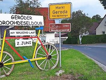 Das große Fahrrad an den Ortseingängen erinnert daran sich anzumelden. Foto: Diana Leitsch