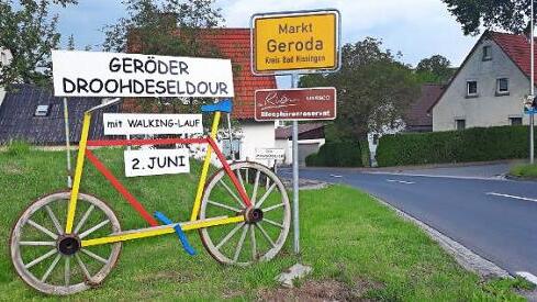 Das große Fahrrad an den Ortseingängen erinnert daran sich anzumelden. Foto: Diana Leitsch