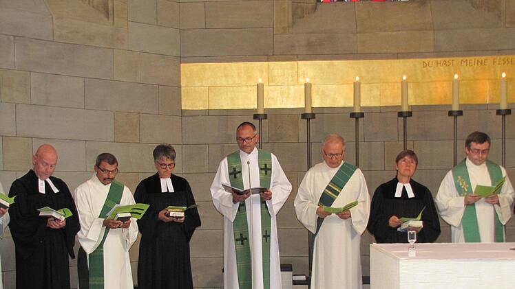 Die Geistlichkeit des Coburger Landes begleitete den scheidenden Dekan  Roland Huth beim Abschiedsgottesdienst. Unser Bild zeigt von links:  Pfarer Heinrich Arnold aus Untersiemau, Diakon Michael Reubel aus  Itzgrund-Kaltenbrunn, Pfarrerin Martina Schwarzwohlleben (St. Moriz in  Coburg), Dekan Roland Huth, Diakon Wolfgang Fehn und Pfarrerin Susanne  Thorwart von der Klinikseelsorge in Coburg sowie Pfarrer Peter Fischer,  demnächst Pfarradministrator in St. Augustin. Foto: Martin Koch