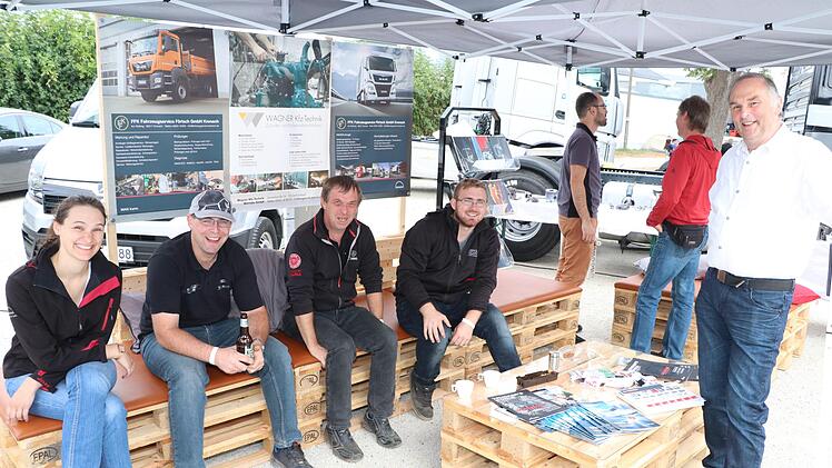 "Wir sind Partner bei LKW-Reparaturen in Kronach und Kulmbach", erklärte Geschäftsführer Franz-Josef Förtsch. Das Bild zeigt, von links,  Tochter Katharina Förtsch, Johannes Hilpert (Fernfahrer und Juniorchef des Fuhrunternehmes Hilpert Kulmbach), Rolf Hager (Hof, Künzel-Holz Issigau), Maximilian Meister (Zipfel-Holztransporte Schwarzenbach am Wald) und Geschäftsführer Franz-Josef Förtsch vom Fahrzeugservice Förtsch (Kronach-Kulmbach).