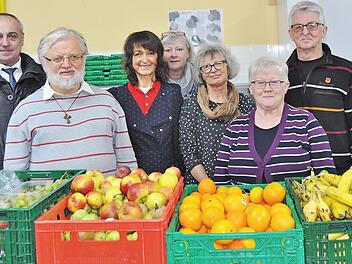 Obst gab es genügend bei der Burgkunstadter Tafel, davon konnten sich die Ratshauschefs überzeugen; von links Bürgermeister Robert Hümmer, Altenkunstadt, Herbert Mayer, Vorsitzender der Tafel Burgkunstadt, Bürgermeisterin Christine Frieß, Edith Hahn, Ulrike Kuhn, Ingrid Kohles (alle Tafelvorstand) und Zweiter Bürgermeister Hans Schott Weismain.  Foto: Ingrid Kohles