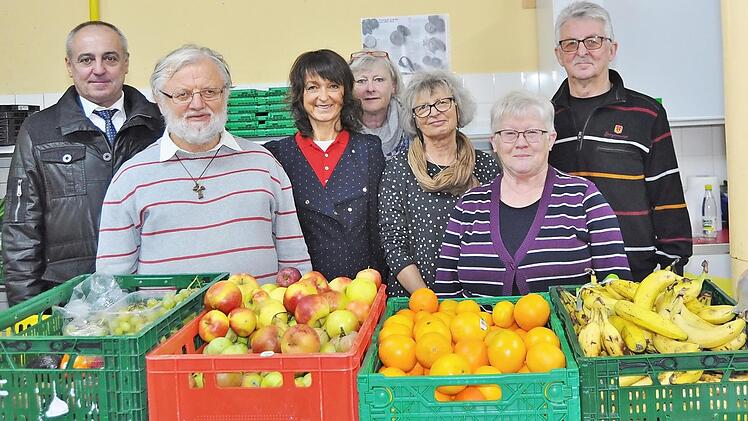 Obst gab es genügend bei der Burgkunstadter Tafel, davon konnten sich die Ratshauschefs überzeugen; von links Bürgermeister Robert Hümmer, Altenkunstadt, Herbert Mayer, Vorsitzender der Tafel Burgkunstadt, Bürgermeisterin Christine Frieß, Edith Hahn, Ulrike Kuhn, Ingrid Kohles (alle Tafelvorstand) und Zweiter Bürgermeister Hans Schott Weismain.  Foto: Ingrid Kohles
