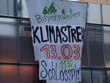 Auf den in Erlangen geplanten "Fridays for Future"-Streik wies ein Banner an den Arcaden hin. Die Demonstration wurde jedoch wegen der zunehmenden Ausbreitung des Coronavirus abgesagt. Foto: Archiv/"Fridays for Future"-Erlangen