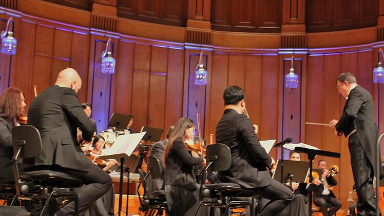 Hermann Freibott dirigiert die Frankenland Philharmonie. Foto: Werner Vogel