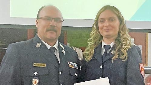 Kreisbrandmeister Klaus Kippes verleiht Ilona G&ouml;&szlig;mann-Schmitt das Ehrenzeichen in Silber der Kreisjugendfeuerwehr.