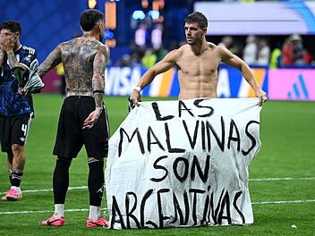 Dieses Plakat der argentinischen Nationalmannschaft sorgte nach dem WM-Sieg gegen England f&uuml;r viel Aufsehen.