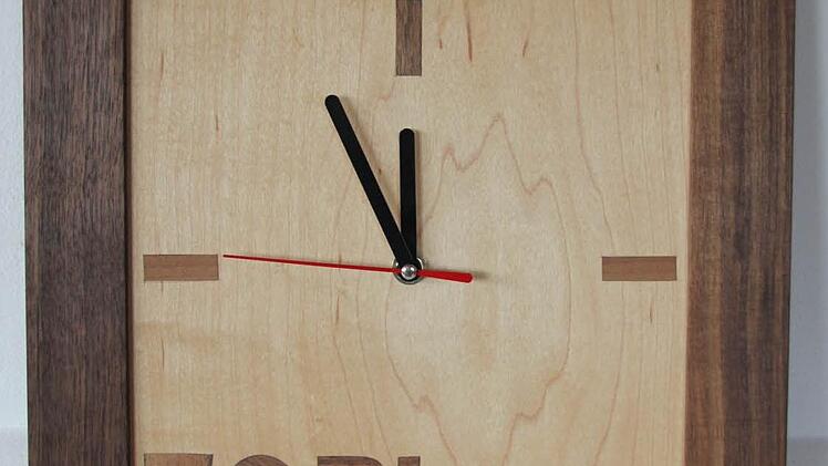 Fünf vor Zwölf für die Schreinermeisterschule? Mitnichten. Die Zukunft der Bildungseinrichtung ist auf Jahre hin gesichert. Dieses Prachtstück einer Uhr aus Holz wurde von einem 14-jährigen Mittelschüler aus Ebern in Zusammenarbeit mit einem Meisterschüler in einem Praxisprojekt beider Schulen gefertigt. Foto: Ralf Kestel