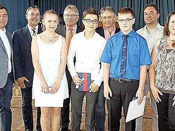 Die Besten: Barbara Erhard, Benedikt Gremer und Markus Kübrich mit Klassenlehrerin Bianka Pagunk (vorne von links). Es gratulierten Jens Korn (Bgm. Wallenfels), Gerhard Wunder (Bgm. Steinwiesen), Schulamtsdirektor Uwe Dörfer, Schulleiter Wilfried Holzmann und Michael Pöhnlein (Bgm. Nordhalben, hintere Reihe von links)Foto: Susanne Deuerling
