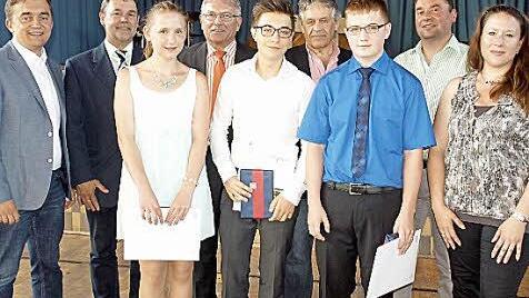 Die Besten: Barbara Erhard, Benedikt Gremer und Markus Kübrich mit Klassenlehrerin Bianka Pagunk (vorne von links). Es gratulierten Jens Korn (Bgm. Wallenfels), Gerhard Wunder (Bgm. Steinwiesen), Schulamtsdirektor Uwe Dörfer, Schulleiter Wilfried Holzmann und Michael Pöhnlein (Bgm. Nordhalben, hintere Reihe von links)Foto: Susanne Deuerling