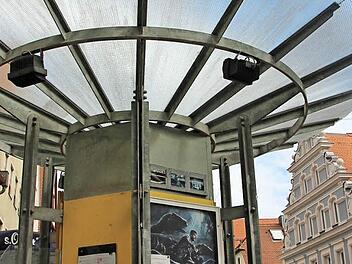 Reichlich deplatziert wirkt der Pilz - eine ehemalige Telefon-Säule - in der Fußgängerzone. Foto: Ekkehard Roepert