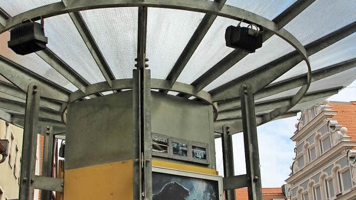 Reichlich deplatziert wirkt der Pilz - eine ehemalige Telefon-Säule - in der Fußgängerzone. Foto: Ekkehard Roepert