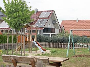 Der Spielplatz im Neubaugebiet "Steinäcker" wird kaum genutzt, vielleicht auch deswegen, weil der Boden mit Maulwurfhügeln übersät ist und es keinen Schatten gibt. Der Platz soll nun aufgelöst werden und die Geräte sollen auf den Spielplatz an der Hutstraße gebracht werden. Foto: Anja Greiner