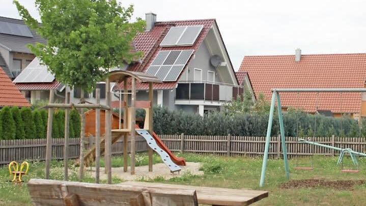 Der Spielplatz im Neubaugebiet "Steinäcker" wird kaum genutzt, vielleicht auch deswegen, weil der Boden mit Maulwurfhügeln übersät ist und es keinen Schatten gibt. Der Platz soll nun aufgelöst werden und die Geräte sollen auf den Spielplatz an der Hutstraße gebracht werden. Foto: Anja Greiner