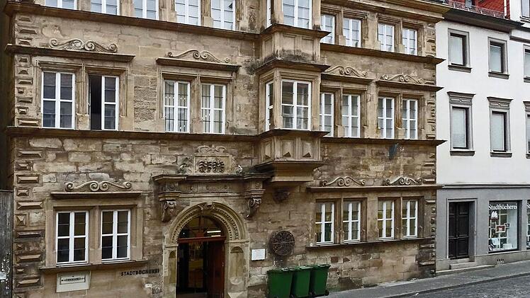 Hinter der erhaltenen Fassade wurde ein Neubau errichtet, der seitdem der Stadtbücherei als Domizil dient.Foto: Jochen Berger