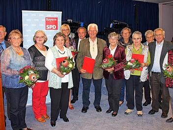 Zahlreiche Mitglieder der SPD-Arbeitsgemeinschaft 60plus im Unterbezirk Rhön-Hassberge und im Kreisverband Bad Kissingen wurden bei der Jubiläumsfeier im Parkwohnstift in Bad Kissingen geehrt. 3. Von links die Landesvorsitzende Jella Teuchner.  Foto: Dieter Britz