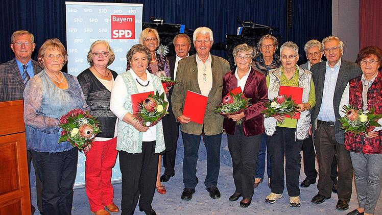 Zahlreiche Mitglieder der SPD-Arbeitsgemeinschaft 60plus im Unterbezirk Rhön-Hassberge und im Kreisverband Bad Kissingen wurden bei der Jubiläumsfeier im Parkwohnstift in Bad Kissingen geehrt. 3. Von links die Landesvorsitzende Jella Teuchner.  Foto: Dieter Britz