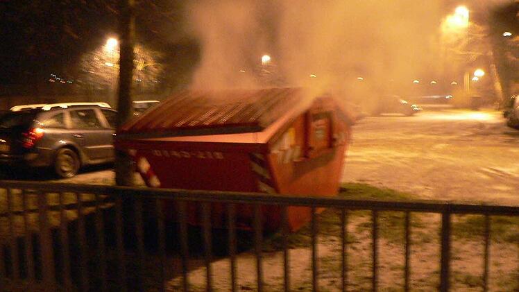 Am Schwedenstegparkplatz brannte ein ganzer M&uuml;llcontainer. Foto: privat