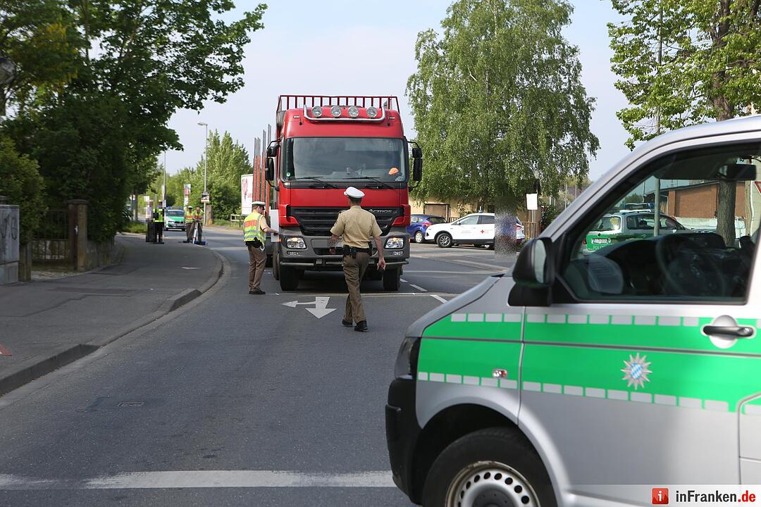 Fussgaengerin von Lkw ueberrollt und getoetet