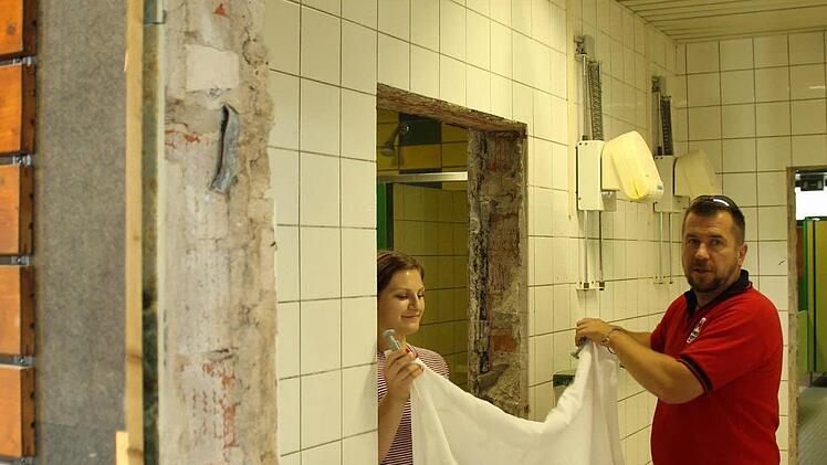 Weil sich der Liefertermin der neuen Türen verschiebt, wollen Karl-Heinz Zillich und Lehrling Julia Carnecka für die ersten Tage Duschvorhänge als Provisorium verwenden.