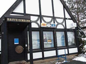 Ein Schild am Eingang weist darauf hin, dass die Bankfiliale in Dormitz noch geschlossen ist. Foto: Petra Malbrich