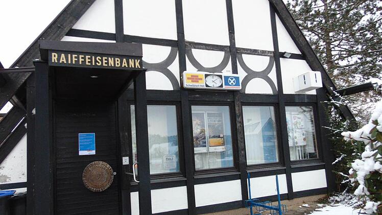 Ein Schild am Eingang weist darauf hin, dass die Bankfiliale in Dormitz noch geschlossen ist. Foto: Petra Malbrich