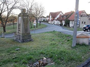 Als "zentralen Ort" der Dorferneuerung bezeichnete Verwaltungsleiter René Schäd von der Marktgemeinde Maroldsweisach das Umfeld des Kriegerdenkmals in Birkenfeld.  Fotos: Helmut Will