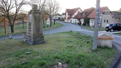 Als "zentralen Ort" der Dorferneuerung bezeichnete Verwaltungsleiter René Schäd von der Marktgemeinde Maroldsweisach das Umfeld des Kriegerdenkmals in Birkenfeld.  Fotos: Helmut Will