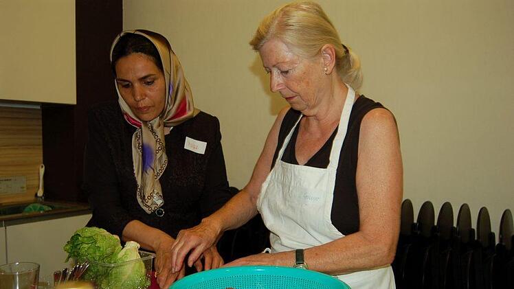 klappt auch ohne Worte: Leila Moradi (links) und Gisela Sonner.