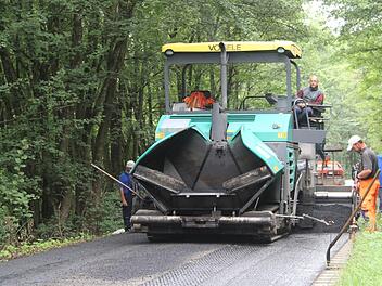 Die Gemeindeverbindungsstraße von Untersteinach nach Gumpersdorf bekommt eine neue Asphaltdecke. Foto: Sonny Adam