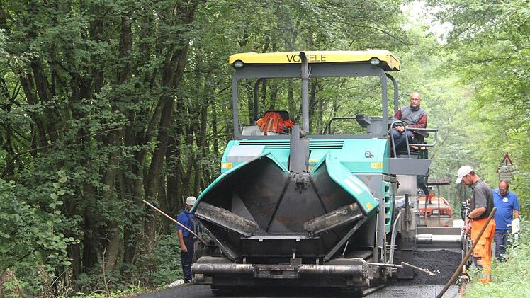 Die Gemeindeverbindungsstraße von Untersteinach nach Gumpersdorf bekommt eine neue Asphaltdecke. Foto: Sonny Adam
