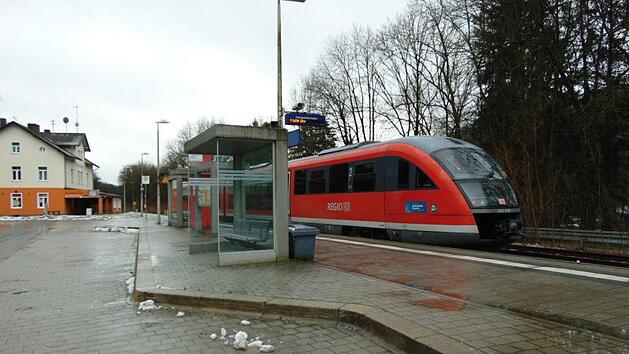 Ein Zug der  Gr&auml;fenbergbahn am Bahnhof in Gr&auml;fenberg Foto: petra Malbrich