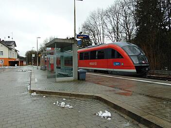 Ein Zug der  Gräfenbergbahn am Bahnhof in Gräfenberg Foto: petra Malbrich