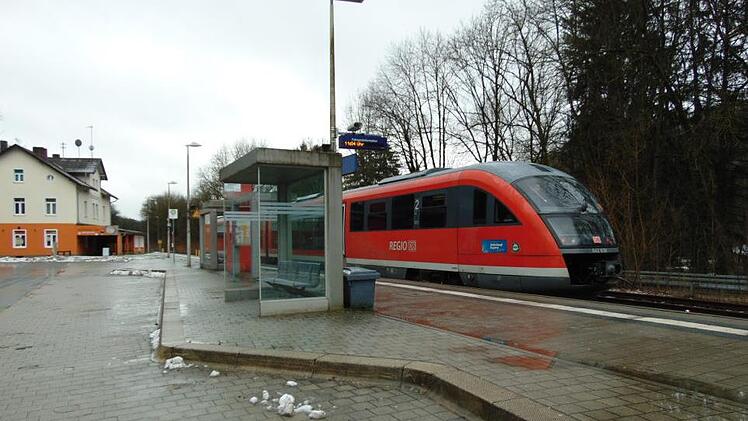 Ein Zug der  Gräfenbergbahn am Bahnhof in Gräfenberg Foto: petra Malbrich