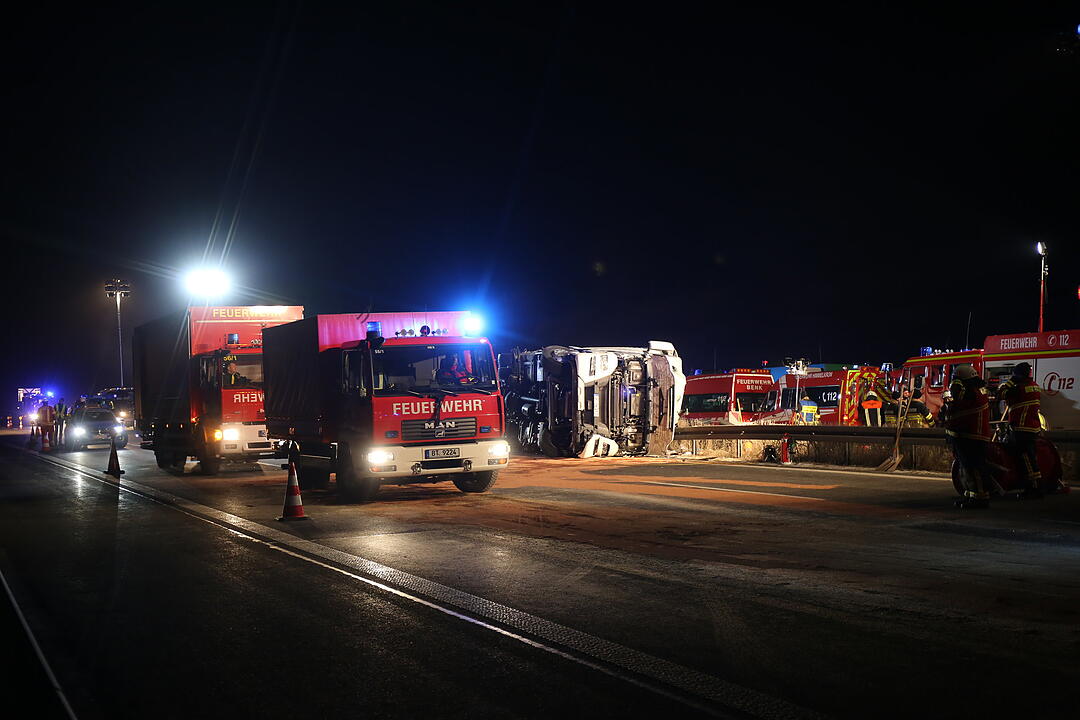 Tödlicher Lkw-Crash auf der A9: Lastkraftwagen kracht in Leitplanke