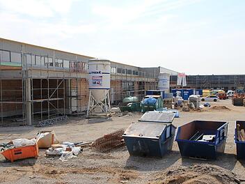 Am Kieferndorfer Weg entsteht mit dem Aischpark-Center ein großes Einkaufszentrum. Dessen Anziehungskraft wollen Bürgermeister und Geschäftsleute auch für die Innenstadt nutzen.   Foto: Andreas Dorsch