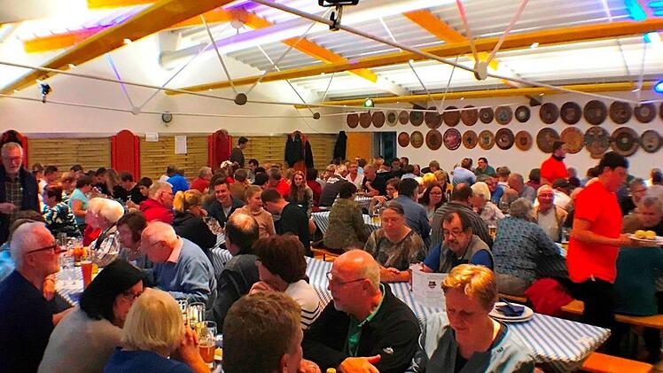 In Großheirath wird vom 4. bis zum 7. Oktober Kirchweih gefeiert. Höhepunkt ist die Party am Samstagabend. Fotos: Privat