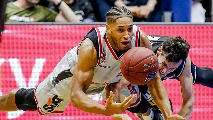 Augustine Rubit (links) sichert mit vorbildlichem Einsatz gegen den Crailsheimer Ben Magden den Ball. Gehen alle Bamberger am Sonntag mit dieser Einstellung zu Werke, wäre ein weiterer Heimsieg die logische Folge. Foto: Daniel Löb