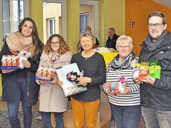 Plüschtiere, Drogerieartikel, Süßigkeiten und vieles mehr verbargen sich in den Kartons, die die Mitarbeiter der Baur-Gruppe mitbrachten. Im Bild von links Mariell Dörrschmidt und Anna Deerberg mit Ulrike Kuhn und Ingrid Kohles sowie Stefan Gagel. Foto: Ingrid Kohles