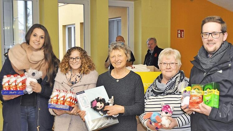 Plüschtiere, Drogerieartikel, Süßigkeiten und vieles mehr verbargen sich in den Kartons, die die Mitarbeiter der Baur-Gruppe mitbrachten. Im Bild von links Mariell Dörrschmidt und Anna Deerberg mit Ulrike Kuhn und Ingrid Kohles sowie Stefan Gagel. Foto: Ingrid Kohles