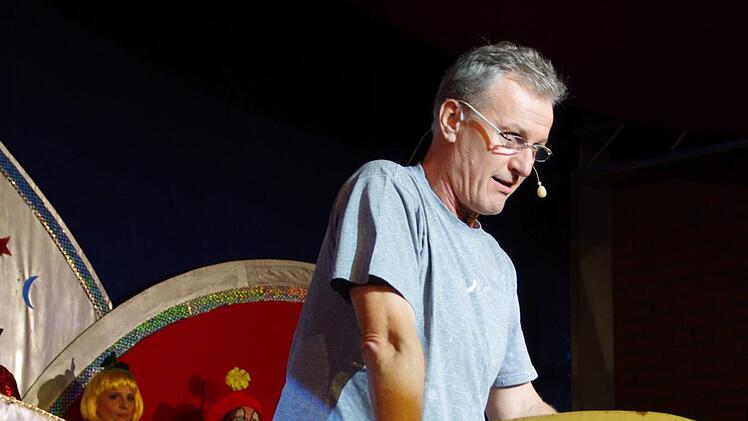 Edwin Dorn hatte allerlei Anekdoten aus der Dorfbevölkerung parat und nahm sich dabei auch selbst aufs Korn. Foto: Evelyn Schneider