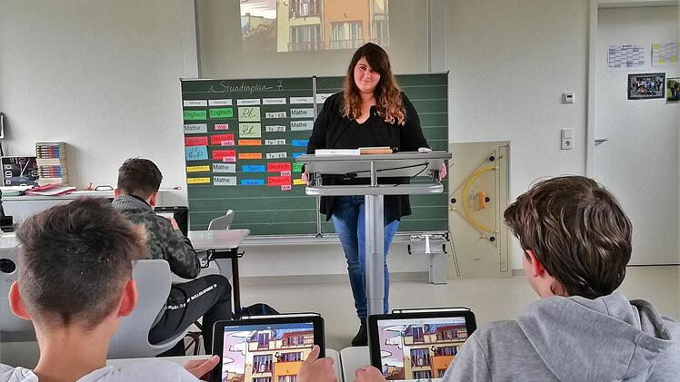 Mittelschullehrerin Julia Schweizer lässt ihre Schüler mit Tablets lernen.  Fotos: Sigismund von Dobschütz
