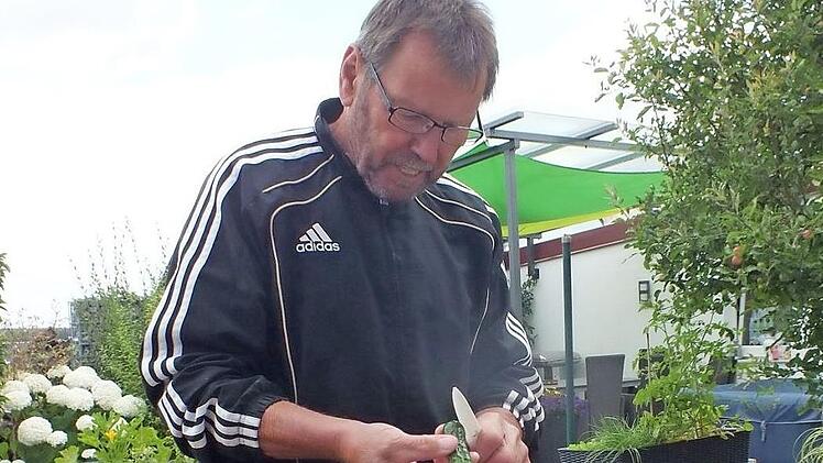 Baptist Winkelmann beim Zubereiten der "Kümmerlinge"