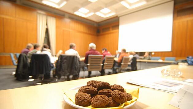 Wer Fair-Trade-Stadt sein will, muss etwas bieten: Den Mitgliedern des Kulturausschusses wurden erstmals in einer Sitzung im Dezember 2012 fair gehandelte Kekse gereicht.  Foto: Bernhard Panzer (Archiv)