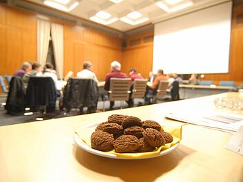 Wer Fair-Trade-Stadt sein will, muss etwas bieten: Den Mitgliedern des Kulturausschusses wurden erstmals in einer Sitzung im Dezember 2012 fair gehandelte Kekse gereicht.  Foto: Bernhard Panzer (Archiv)
