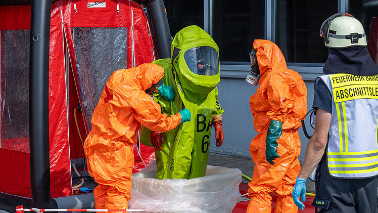 200 Liter Salzsäure ausgelaufen: Gefahrgut Einsatz für die Feuerwehr